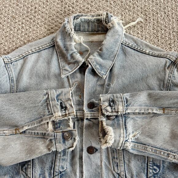 Levi’s Kids XL Denim Jacket Distressed Faded Blue Trucker Youth 14/16 Frayed Hem - Picture 9 of 11